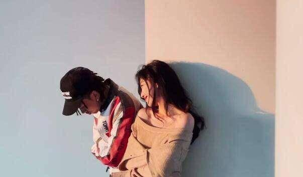 热依扎带娃拍戏，边赶火车边吸奶，背奶妈妈有多辛苦？游戏画面