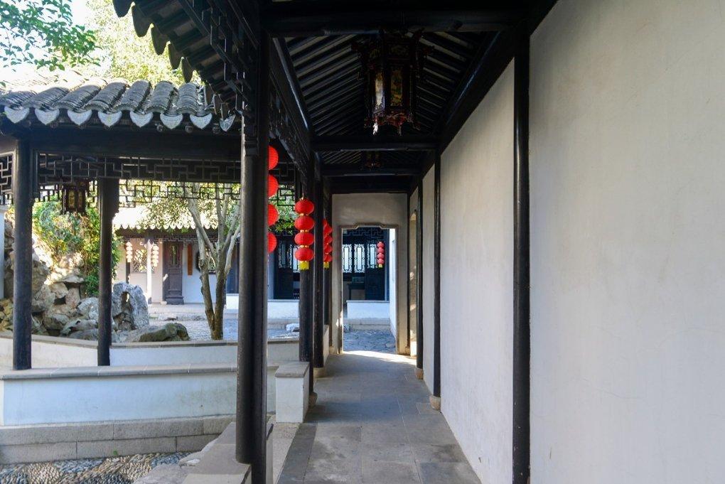 什么叫相信自己，是不是相信别人也就等于相信自己，任何人都能相信吗？游戏画面